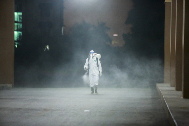 Hà Nội phong tỏa 2 tòa chung cư ở Hoài Đức ngay trong đêm sau khi phát hiện ca nghi mắc COVID-19-7