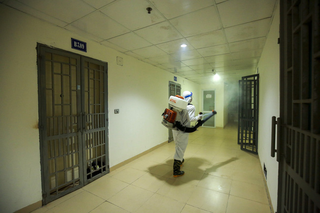 Hà Nội phong tỏa 2 tòa chung cư ở Hoài Đức ngay trong đêm sau khi phát hiện ca nghi mắc COVID-19-8