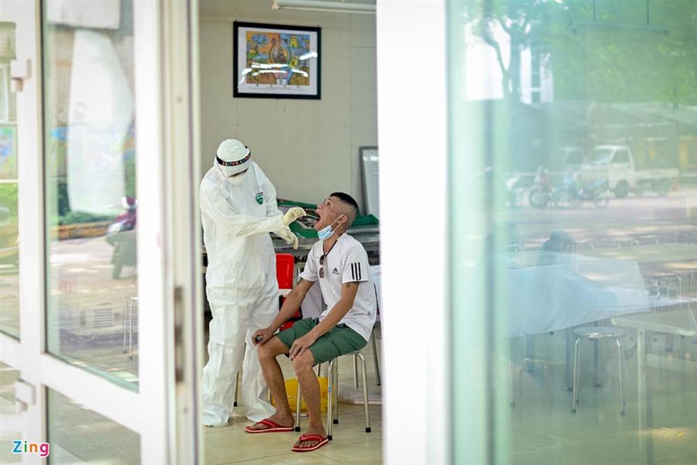 Hà Nội tái xét nghiệm người từ vùng dịch về bằng phương pháp rRT-PCR-10