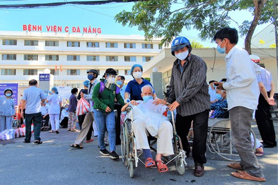 Bệnh viện C Đà Nẵng dỡ bỏ hàng rào phong tỏa, hàng trăm bệnh nhân hạnh phúc vì được về nhà