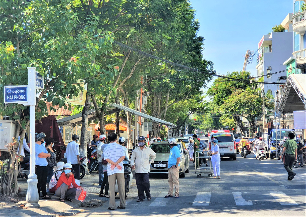 Bệnh viện C Đà Nẵng dỡ bỏ hàng rào phong tỏa, hàng trăm bệnh nhân hạnh phúc vì được về nhà-8