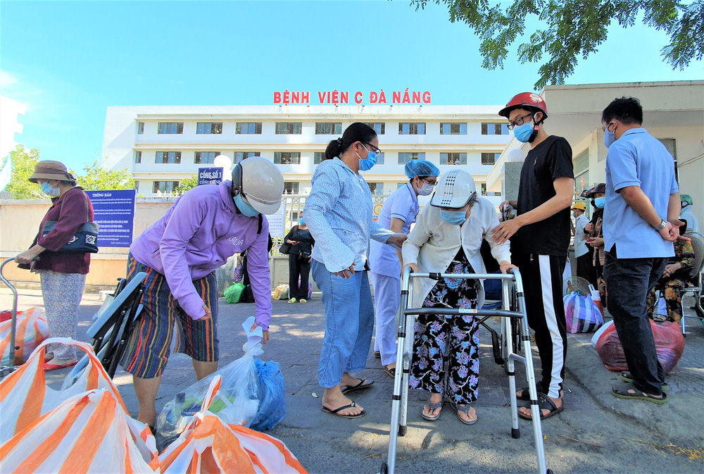 Bệnh viện C Đà Nẵng dỡ bỏ hàng rào phong tỏa, hàng trăm bệnh nhân hạnh phúc vì được về nhà-1