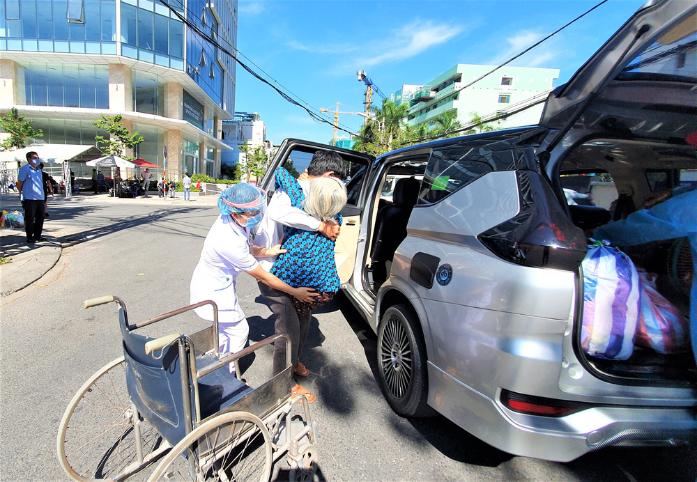 Bệnh viện C Đà Nẵng dỡ bỏ hàng rào phong tỏa, hàng trăm bệnh nhân hạnh phúc vì được về nhà-10