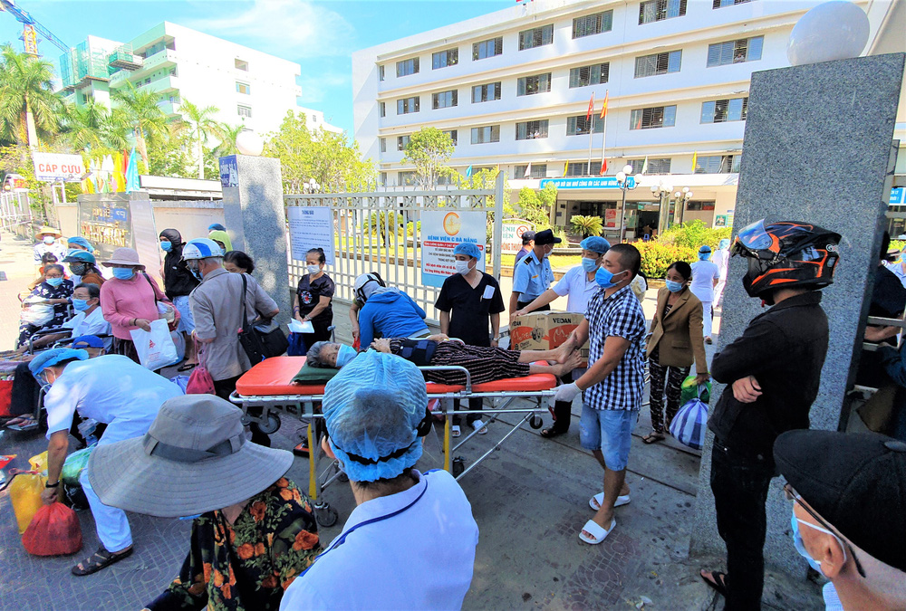 Bệnh viện C Đà Nẵng dỡ bỏ hàng rào phong tỏa, hàng trăm bệnh nhân hạnh phúc vì được về nhà-6