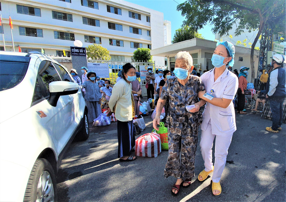 Bệnh viện C Đà Nẵng dỡ bỏ hàng rào phong tỏa, hàng trăm bệnh nhân hạnh phúc vì được về nhà-5