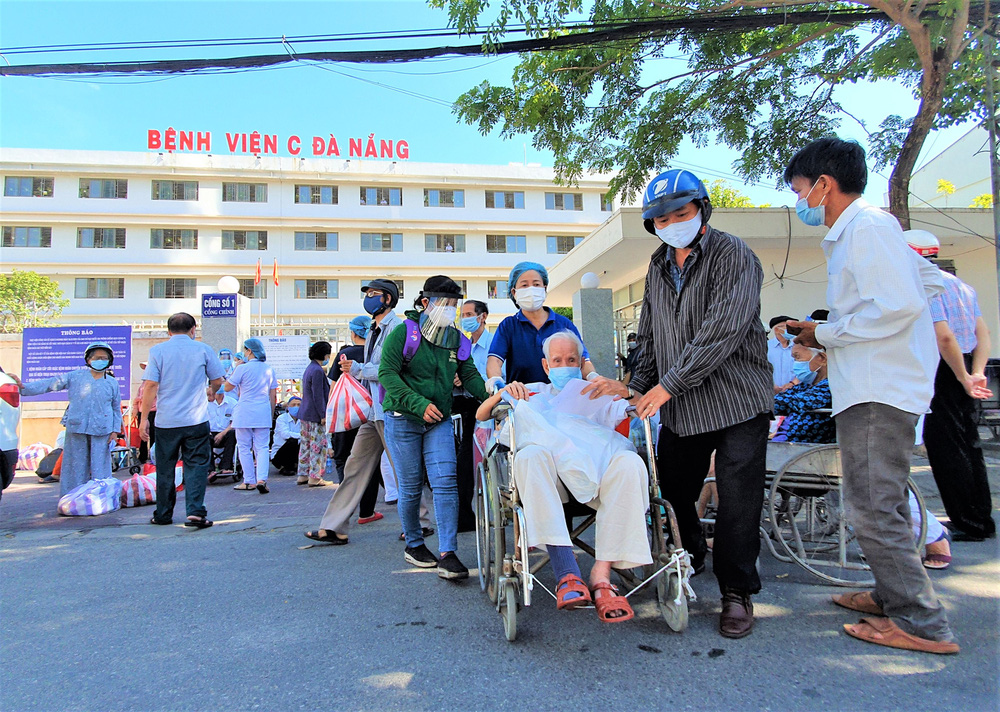 Bệnh viện C Đà Nẵng dỡ bỏ hàng rào phong tỏa, hàng trăm bệnh nhân hạnh phúc vì được về nhà-3