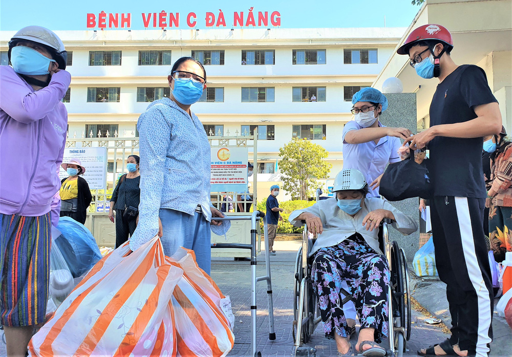 Bệnh viện C Đà Nẵng dỡ bỏ hàng rào phong tỏa, hàng trăm bệnh nhân hạnh phúc vì được về nhà-9
