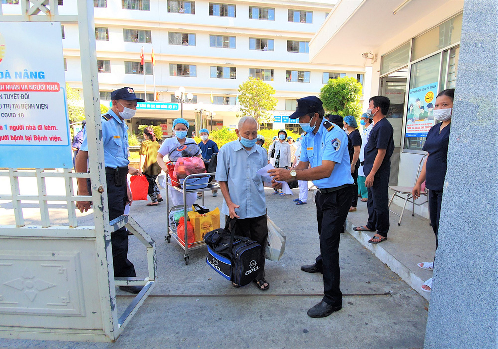 Bệnh viện C Đà Nẵng dỡ bỏ hàng rào phong tỏa, hàng trăm bệnh nhân hạnh phúc vì được về nhà-2