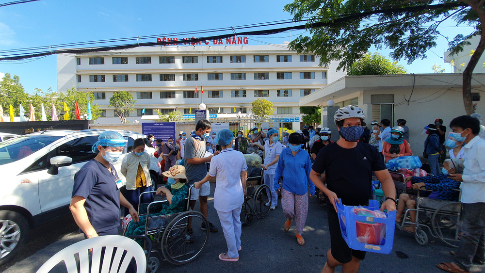 Bệnh viện C Đà Nẵng dỡ bỏ hàng rào phong tỏa, hàng trăm bệnh nhân hạnh phúc vì được về nhà-7