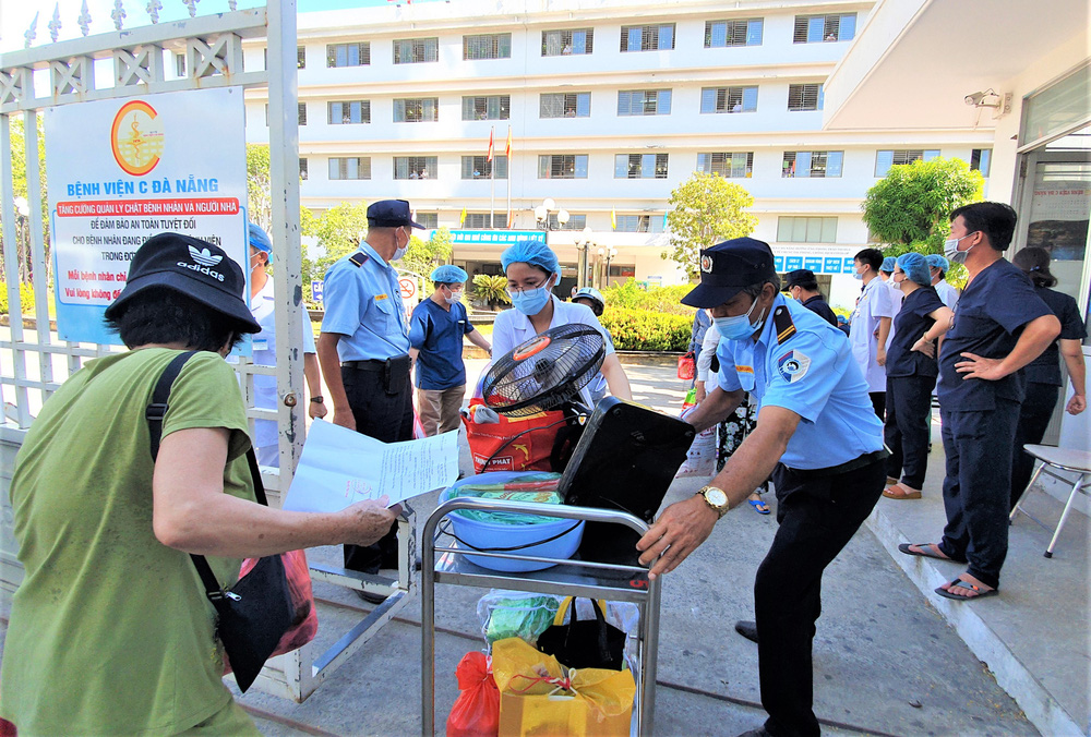 Bệnh viện C Đà Nẵng dỡ bỏ hàng rào phong tỏa, hàng trăm bệnh nhân hạnh phúc vì được về nhà-4