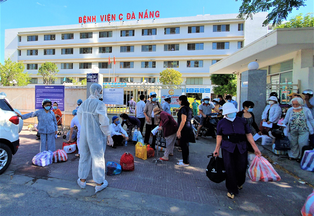 Bệnh viện C Đà Nẵng dỡ bỏ hàng rào phong tỏa, hàng trăm bệnh nhân hạnh phúc vì được về nhà-11
