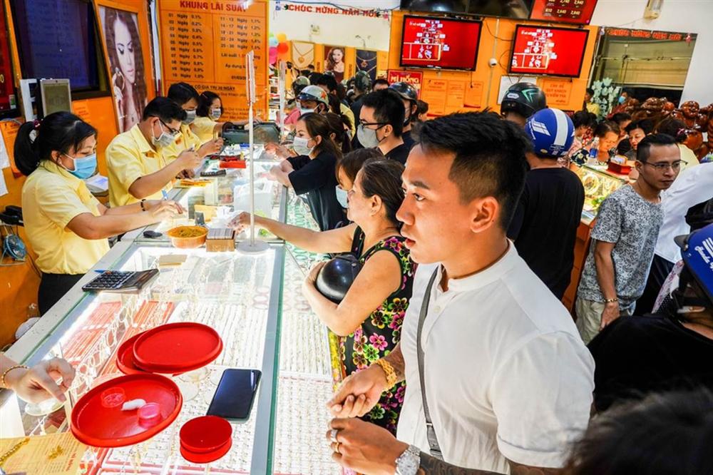 Vàng bị chốt lời, người mua trong nước lỗ 2,6 triệu sau một đêm-2