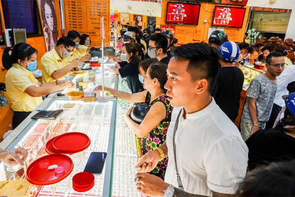 Giá vàng hôm nay 9/8: Cú sụt bất ngờ, nhiều người lo lắng-3