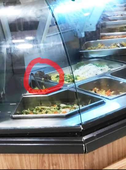 Kinh hãi hình ảnh 2 chú chuột vô tư đánh chén trong quầy thức ăn bán sẵn tại trung tâm thương mại nổi tiếng ở Sài Gòn-2