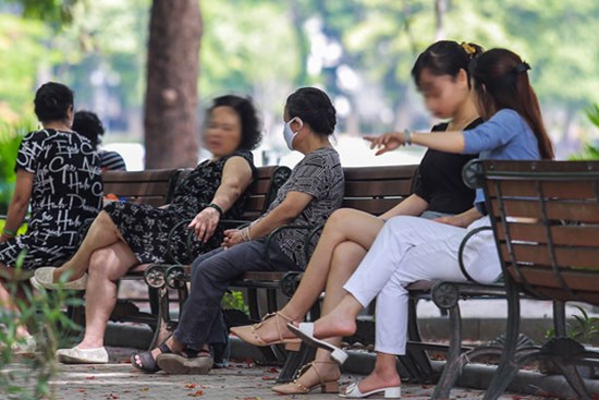 Hà Nội: Nhiều người vẫn thờ ơ trước quyết định xử phạt không đeo khẩu trang nơi công cộng