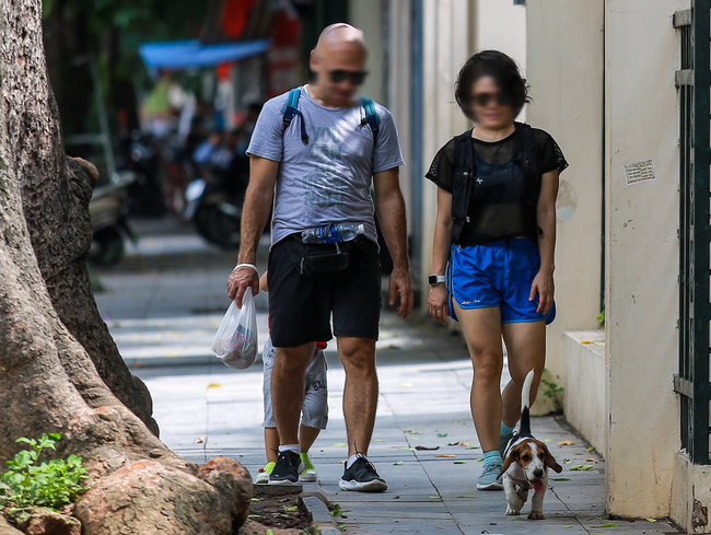 Hà Nội: Nhiều người vẫn thờ ơ trước quyết định xử phạt không đeo khẩu trang nơi công cộng-11