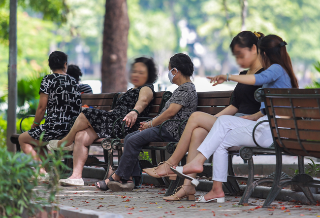 Hà Nội: Nhiều người vẫn thờ ơ trước quyết định xử phạt không đeo khẩu trang nơi công cộng-13