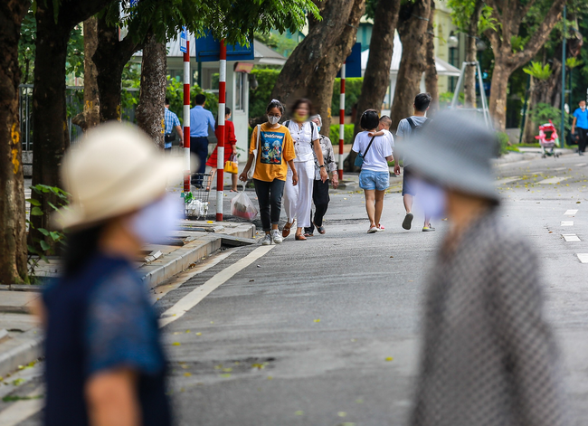 Hà Nội: Nhiều người vẫn thờ ơ trước quyết định xử phạt không đeo khẩu trang nơi công cộng-14
