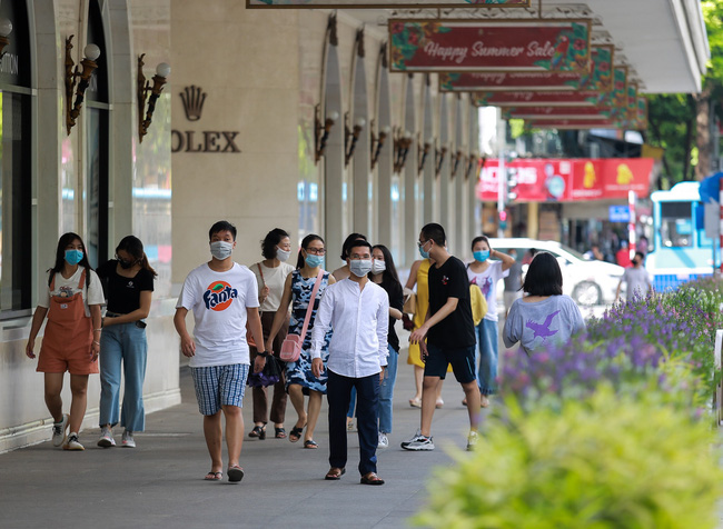 Hà Nội: Nhiều người vẫn thờ ơ trước quyết định xử phạt không đeo khẩu trang nơi công cộng-2