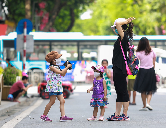 Hà Nội: Nhiều người vẫn thờ ơ trước quyết định xử phạt không đeo khẩu trang nơi công cộng-3