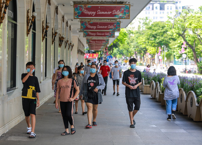 Hà Nội: Nhiều người vẫn thờ ơ trước quyết định xử phạt không đeo khẩu trang nơi công cộng-1