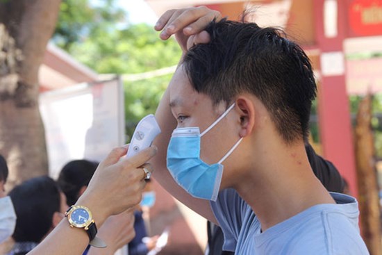 Trời nắng nóng, nhiều thí sinh làm thủ tục thi THPT Quốc gia hoảng hốt khi nhiệt độ cơ thể lên tới 39 độ
