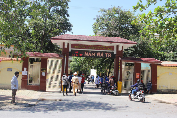 Trời nắng nóng, nhiều thí sinh làm thủ tục thi THPT Quốc gia hoảng hốt khi nhiệt độ cơ thể lên tới 39 độ-1