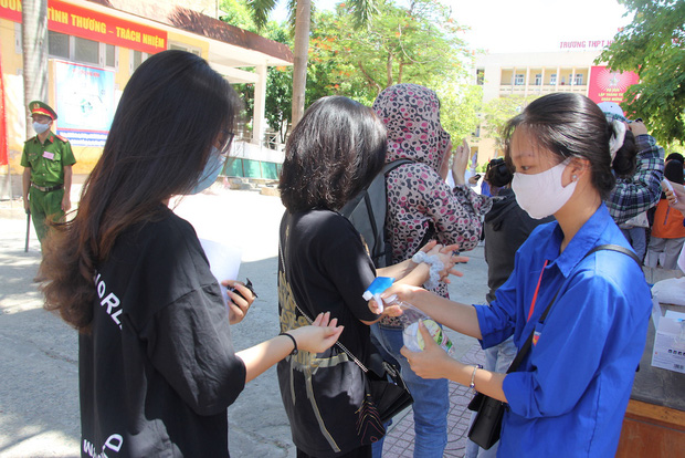 Trời nắng nóng, nhiều thí sinh làm thủ tục thi THPT Quốc gia hoảng hốt khi nhiệt độ cơ thể lên tới 39 độ-3