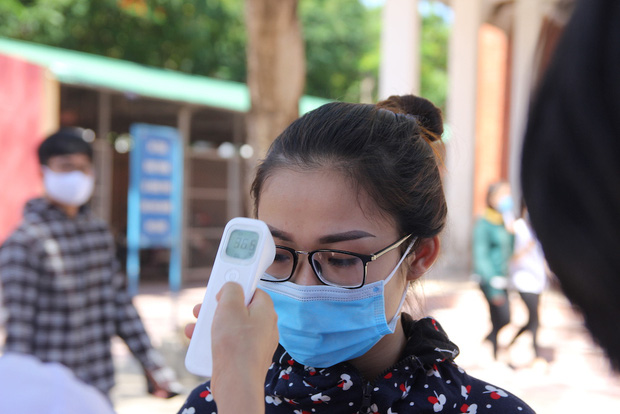 Trời nắng nóng, nhiều thí sinh làm thủ tục thi THPT Quốc gia hoảng hốt khi nhiệt độ cơ thể lên tới 39 độ-5