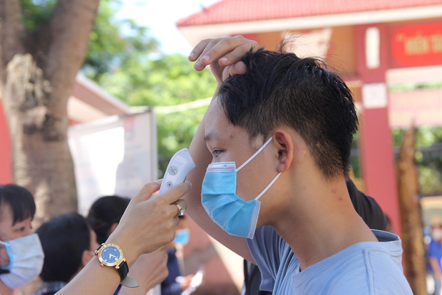 Trời nắng nóng, nhiều thí sinh làm thủ tục thi THPT Quốc gia hoảng hốt khi nhiệt độ cơ thể lên tới 39 độ-6