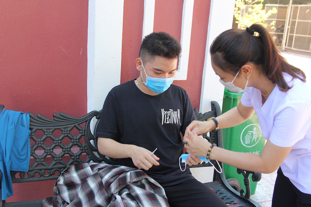 Trời nắng nóng, nhiều thí sinh làm thủ tục thi THPT Quốc gia hoảng hốt khi nhiệt độ cơ thể lên tới 39 độ-7