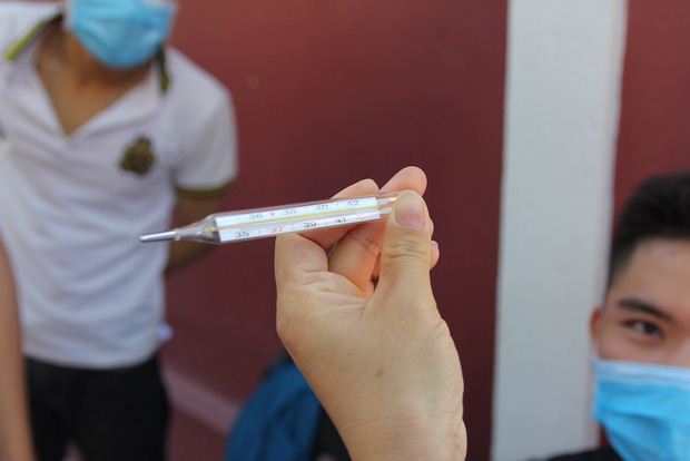 Trời nắng nóng, nhiều thí sinh làm thủ tục thi THPT Quốc gia hoảng hốt khi nhiệt độ cơ thể lên tới 39 độ-8