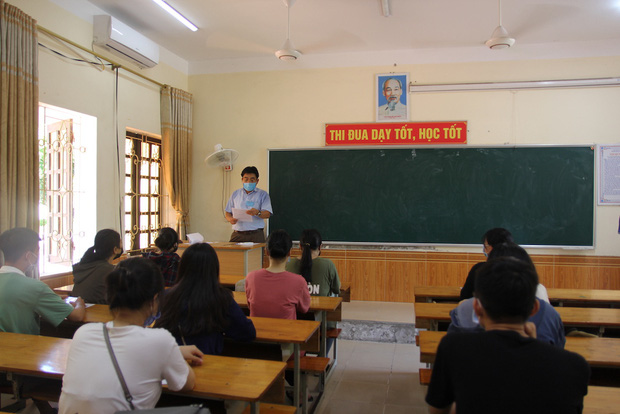 Trời nắng nóng, nhiều thí sinh làm thủ tục thi THPT Quốc gia hoảng hốt khi nhiệt độ cơ thể lên tới 39 độ-9