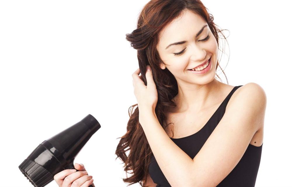 Cách sử dụng máy sấy tóc an toàn, tránh cháy nổ, đặc biệt hãy sửa ngay thói quen này trước khi quá muộn-1