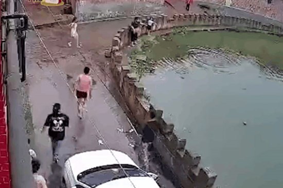 Em gái trượt chân ngã xuống hồ, chị nhảy xuống cứu và khoảnh khắc khiến cả xóm hốt hoảng