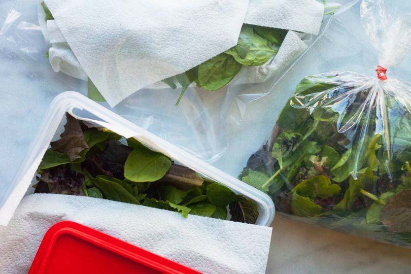 Chỉ bằng 1 tờ giấy, mách bạn mẹo bảo quản rau xanh trong tủ lạnh được lâu vào mùa dịch-1
