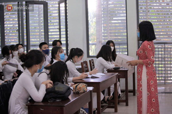 Thi tốt nghiệp THPT Quốc gia 2020: Bắt đầu làm bài thi Ngữ văn, nhiều thí sinh đi muộn khi cổng trường đã đóng-33