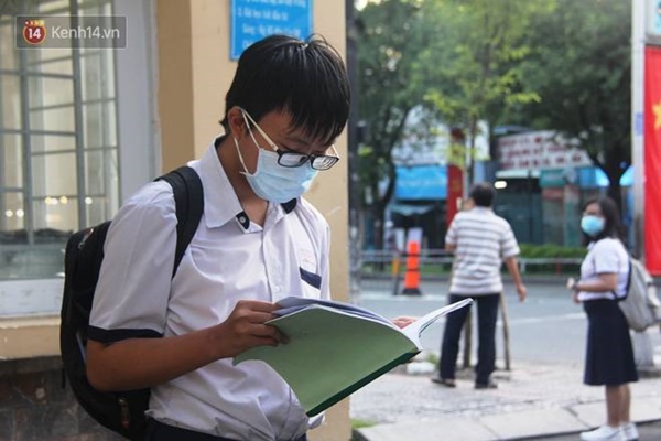 Thi tốt nghiệp THPT Quốc gia 2020: Bắt đầu làm bài thi Ngữ văn, nhiều thí sinh đi muộn khi cổng trường đã đóng-1