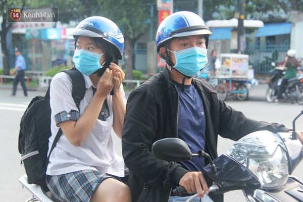 Thi tốt nghiệp THPT Quốc gia 2020: Bắt đầu làm bài thi Ngữ văn, nhiều thí sinh đi muộn khi cổng trường đã đóng-2