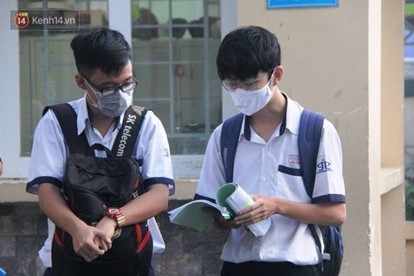 Thi tốt nghiệp THPT Quốc gia 2020: Bắt đầu làm bài thi Ngữ văn, nhiều thí sinh đi muộn khi cổng trường đã đóng-3