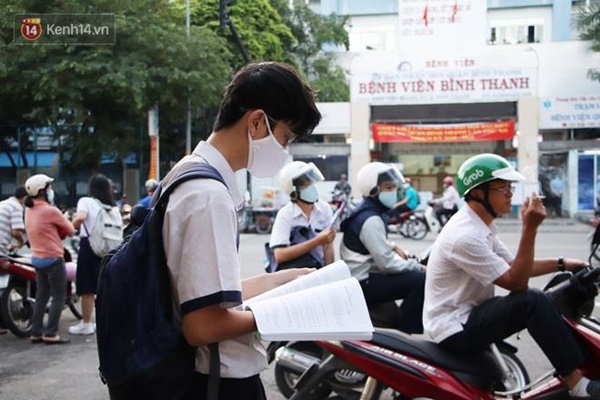 Thi tốt nghiệp THPT Quốc gia 2020: Bắt đầu làm bài thi Ngữ văn, nhiều thí sinh đi muộn khi cổng trường đã đóng-4