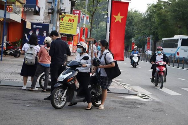 Thi tốt nghiệp THPT Quốc gia 2020: Bắt đầu làm bài thi Ngữ văn, nhiều thí sinh đi muộn khi cổng trường đã đóng-5