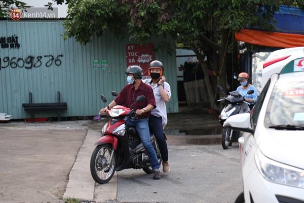 Thi tốt nghiệp THPT Quốc gia 2020: Bắt đầu làm bài thi Ngữ văn, nhiều thí sinh đi muộn khi cổng trường đã đóng-6