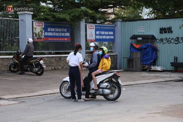 Thi tốt nghiệp THPT Quốc gia 2020: Bắt đầu làm bài thi Ngữ văn, nhiều thí sinh đi muộn khi cổng trường đã đóng-7