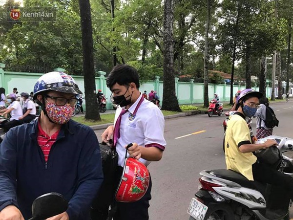 Thi tốt nghiệp THPT Quốc gia 2020: Bắt đầu làm bài thi Ngữ văn, nhiều thí sinh đi muộn khi cổng trường đã đóng-8