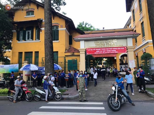 Thi tốt nghiệp THPT Quốc gia 2020: Bắt đầu làm bài thi Ngữ văn, nhiều thí sinh đi muộn khi cổng trường đã đóng-9