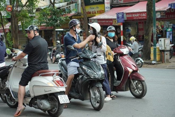 Thi tốt nghiệp THPT Quốc gia 2020: Bắt đầu làm bài thi Ngữ văn, nhiều thí sinh đi muộn khi cổng trường đã đóng-10