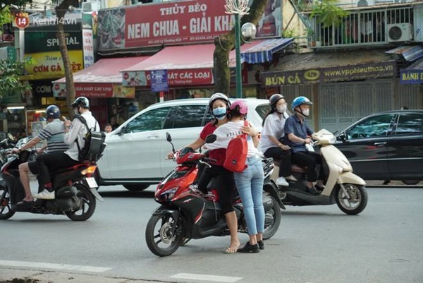 Thi tốt nghiệp THPT Quốc gia 2020: Bắt đầu làm bài thi Ngữ văn, nhiều thí sinh đi muộn khi cổng trường đã đóng-11