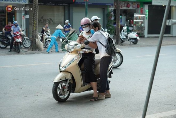 Thi tốt nghiệp THPT Quốc gia 2020: Bắt đầu làm bài thi Ngữ văn, nhiều thí sinh đi muộn khi cổng trường đã đóng-12