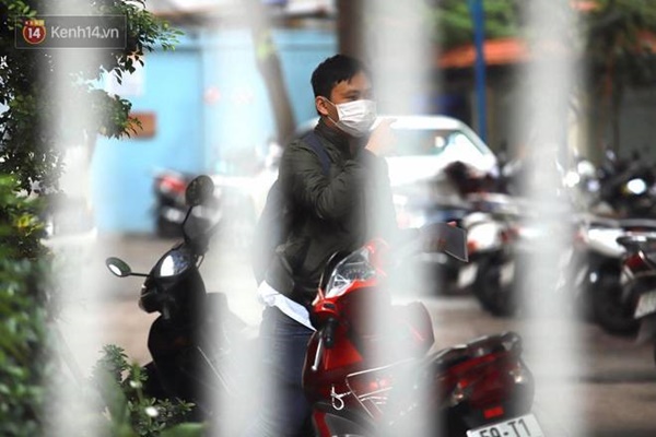 Thi tốt nghiệp THPT Quốc gia 2020: Bắt đầu làm bài thi Ngữ văn, nhiều thí sinh đi muộn khi cổng trường đã đóng-15